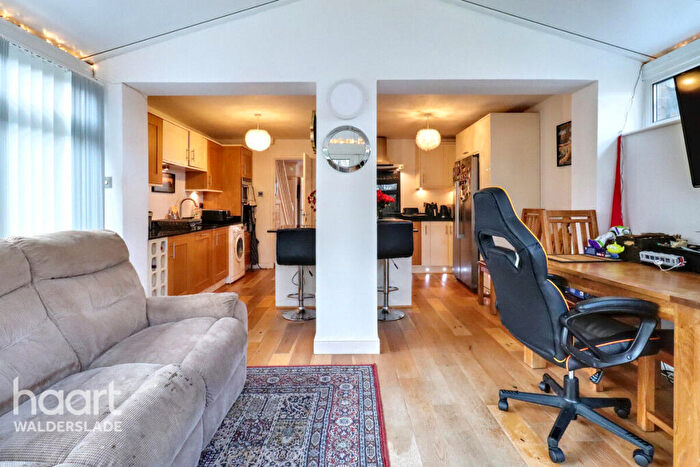 4 Bedroom Link Detached House For Sale In Falkland Place, Chatham, ME5