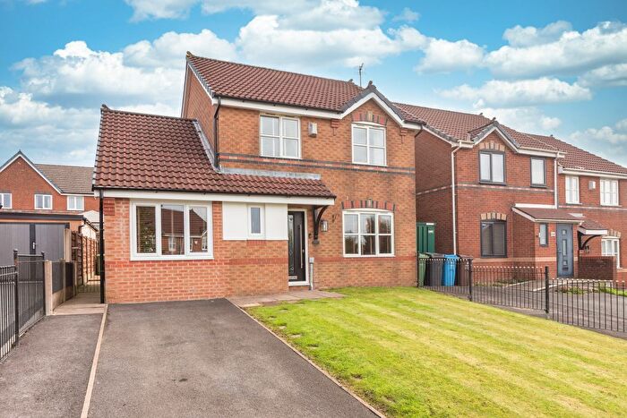 3 Bedroom Detached House For Sale In Hodge Clough Road, Oldham, OL1
