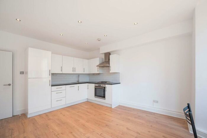2 Bedroom Flat To Rent In Cricklewood, Cricklewood, London, NW2