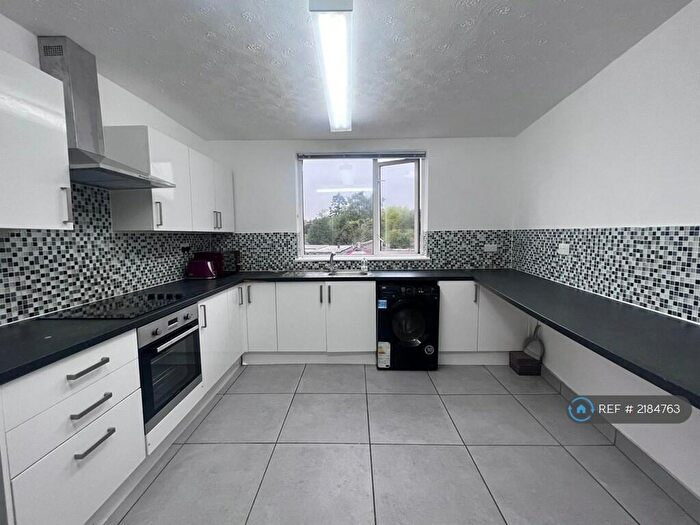 3 Bedroom Flat To Rent In Broadmead Avenue, Northampton, NN3