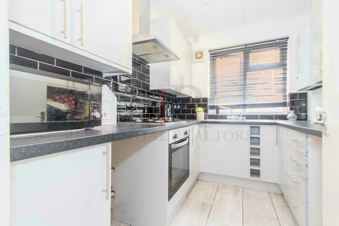 2 Bedroom Apartment To Rent In Kinglake Estate, London, SE17