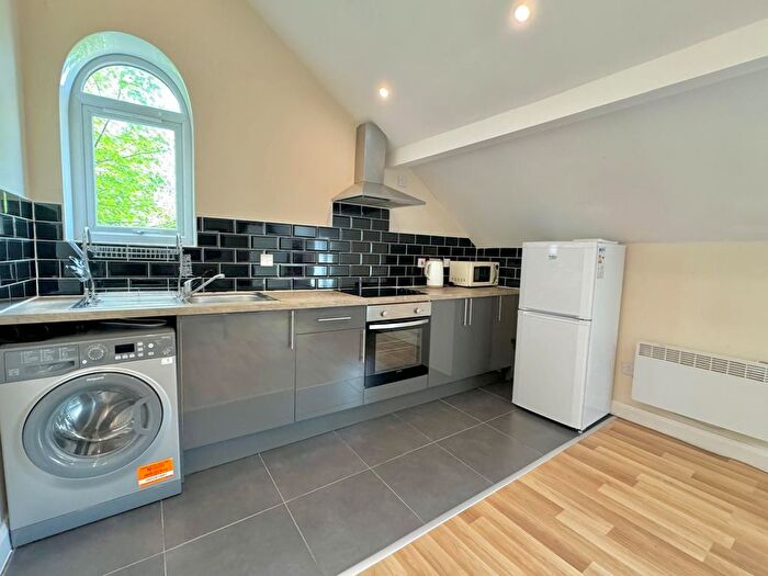 1 Bedroom Flat To Rent In Roundhay Road, Leeds, West Yorkshire, LS8