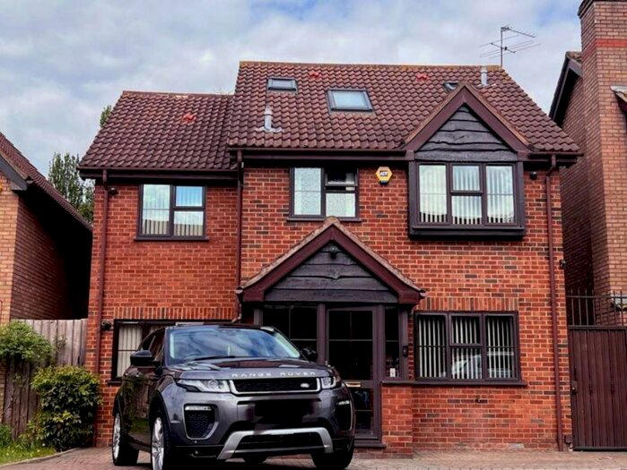 6 Bedroom Detached House To Rent In Strone Way, Hayes, UB4