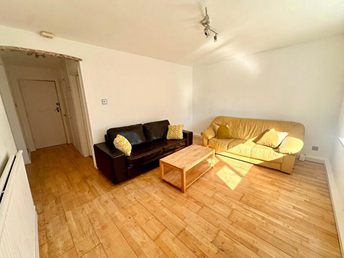 2 Bedroom Flat To Rent In Hilton Road, Nottingham, NG3