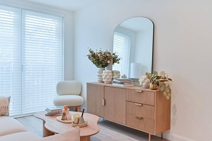 2 Bedroom Flat To Rent In Wandle Place, Earlsfield, Wimbledon, SW18