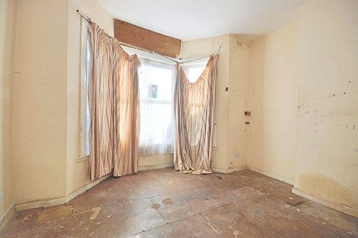 1 Bedroom Flat For Sale In Nightingale Road, Willesden Junction, NW10