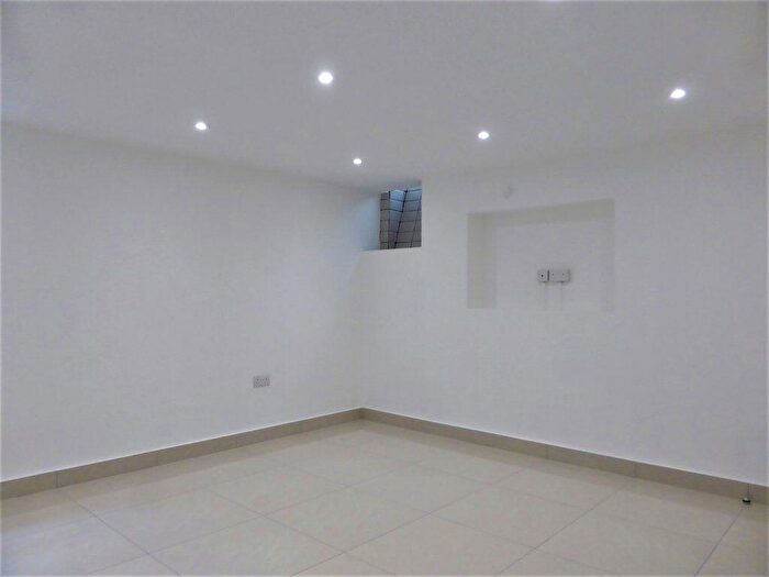 Flat To Rent In York Avenue -, P10