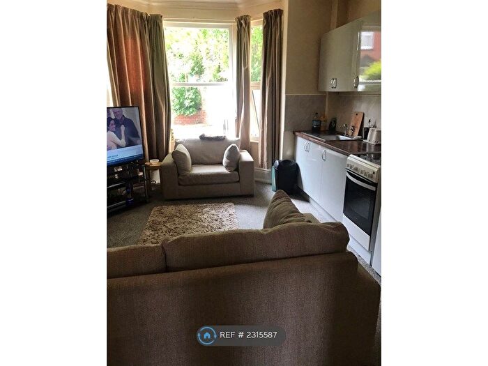 1 Bedroom Flat To Rent In Roundhay Place, Leeds, LS8