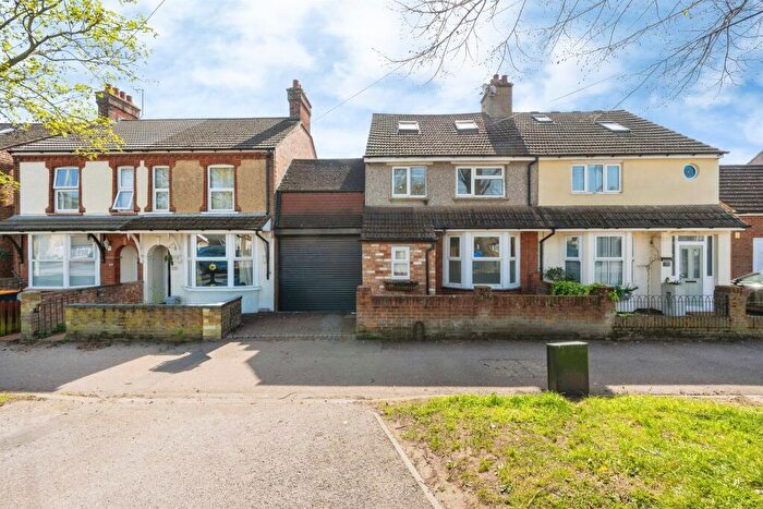 3 Bedroom Semi Detached House For Sale In Harrowden Road, Bedford, MK42
