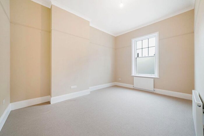 3 Bedroom Flat To Rent In Salusbury Road, London, NW6