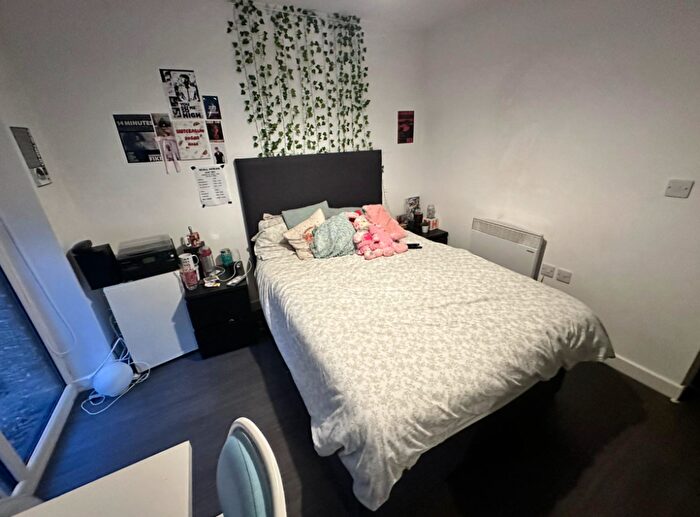 4 Bedroom Flat To Rent In Hyde Terrace, Leeds, West Yorkshire, LS2