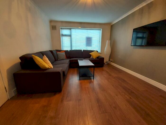 3 Bedroom Flat To Rent In Broomhill Avenue, Aberdeen AB10