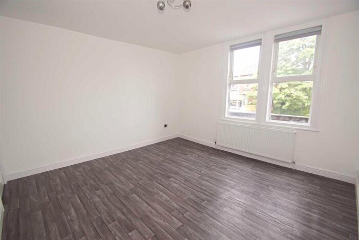 2 Bedroom Flat To Rent In Meanwood Road, Leeds, LS6