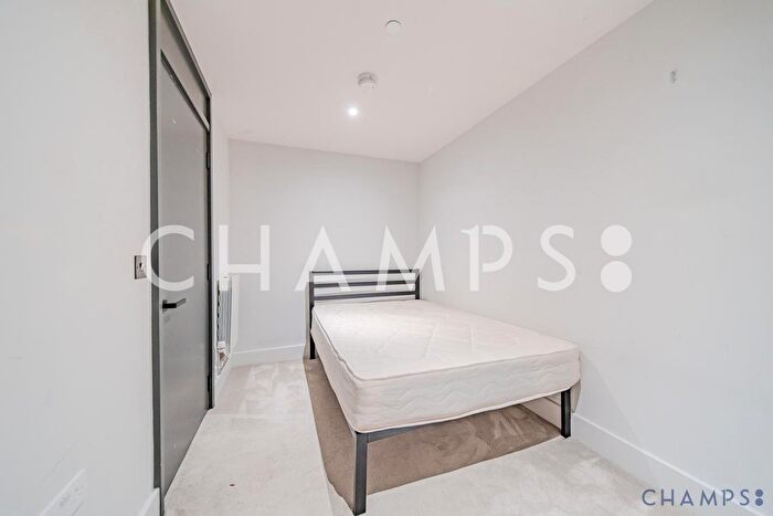 3 Bedroom Flat To Rent In London, SE18
