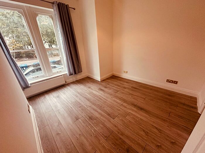 3 Bedroom Flat To Rent In Friern Park, London, N12