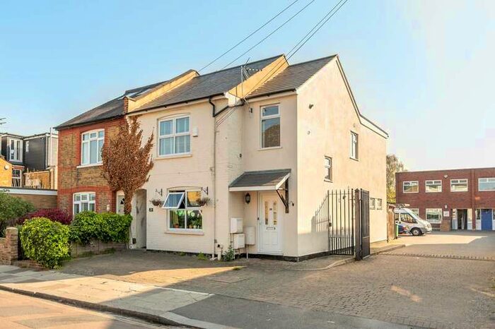 2 Bedroom Flat To Rent In Elmtree Road, Teddington, TW11