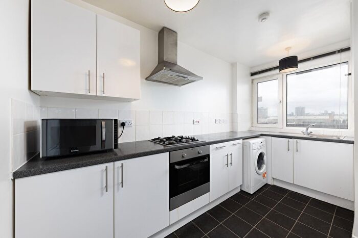 3 Bedroom Flat To Rent In Royal Street, London, SE1