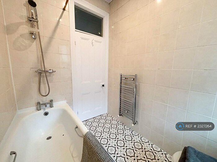 2 Bedroom Flat To Rent In Wingrove Road, Newcastle Upon Tyne, NE4