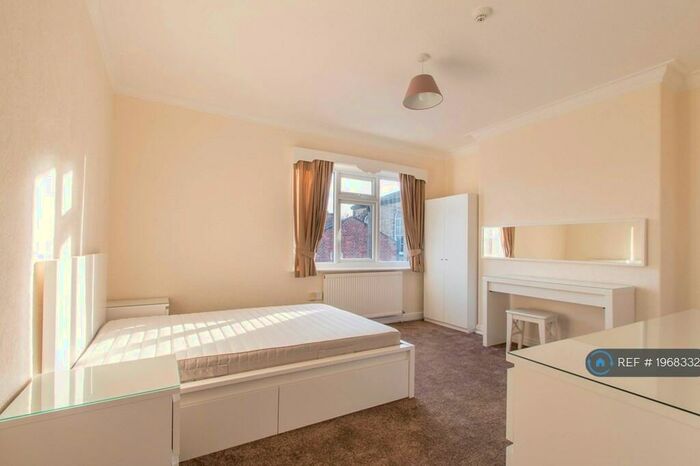 1 Bedroom Flat To Rent In Hawthorn Vale, Leeds, LS7