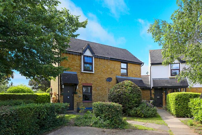 1 Bedroom End Of Terrace House To Rent In Hyacinth Close, Hampton, TW12