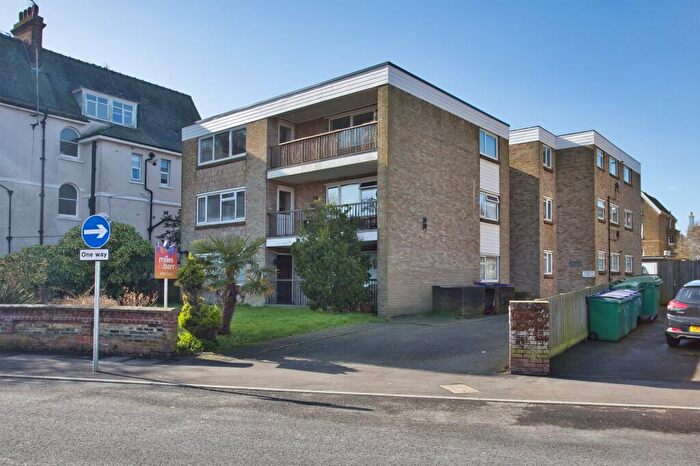 2 Bedroom Flat For Sale In Cheriton Gardens, Folkestone, Kent, CT20