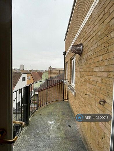 1 Bedroom Flat To Rent In Hearnshaw Street, London, E14