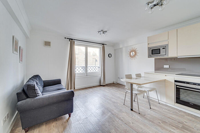 1 Bedroom Apartment For Sale In Milner Square, Barnsbury, London, N1 - Photo 2