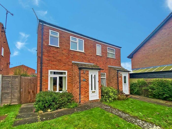 2 Bedroom Semi-Detached House To Rent In Weill Road, Aylesbury, HP21