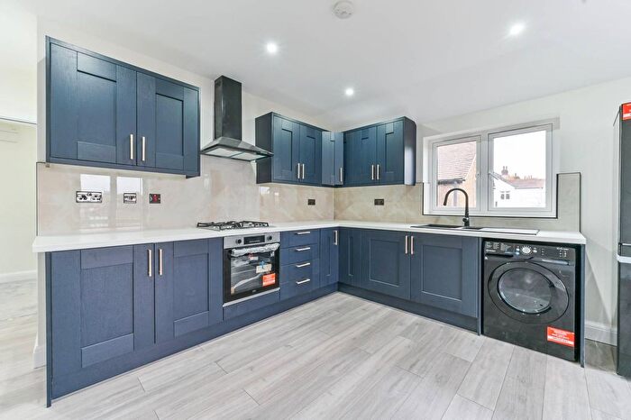 3 Bedroom Flat To Rent In Beeches Avenue, Carshalton Beeches, Carshalton, SM5