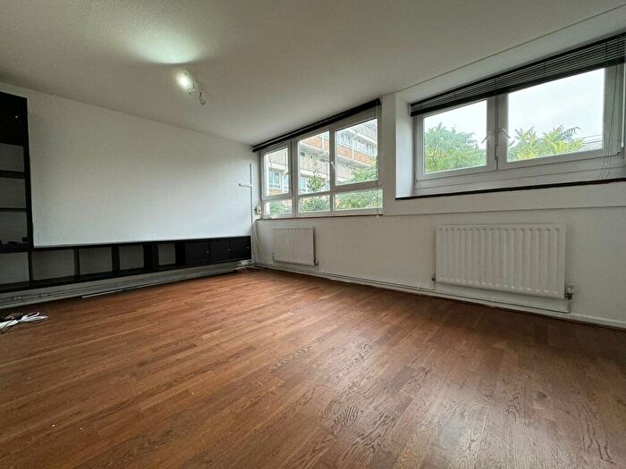 3 Bedroom Flat To Rent In Yelverton Road, Battersea, SW11
