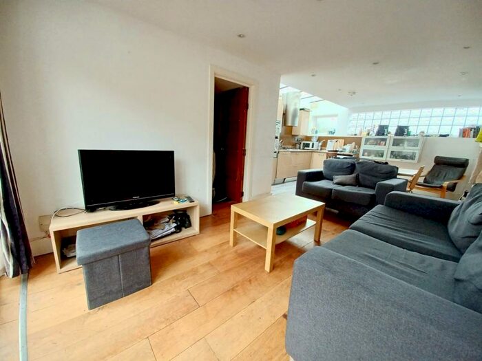 4 Bedroom Flat To Rent In Hartham Road, Holloway, N7