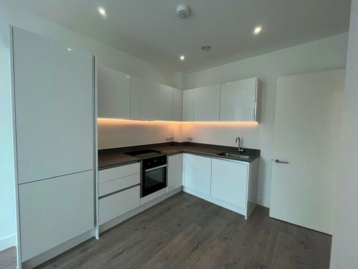 2 Bedroom Apartment To Rent In Berkshire Ct, RG12