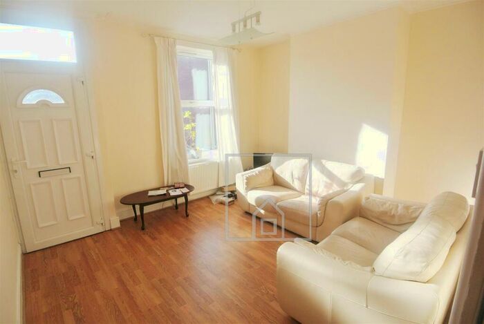 3 Bedroom House To Rent In Spring Grove Walk, Hyde Park, Leeds, LS6