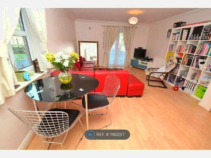 2 Bedroom Flat To Rent In Albany Court, Bournemouth, BH2