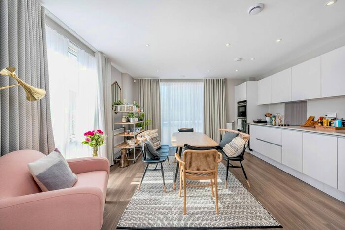 3 Bedroom Flat To Rent In Bollo Bridge Road, Acton, London, W3