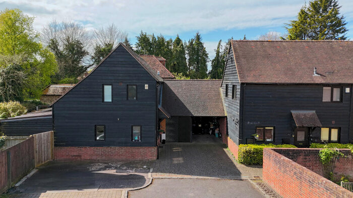 3 Bedroom Link Detached House For Sale In Grange View, Askett, HP27