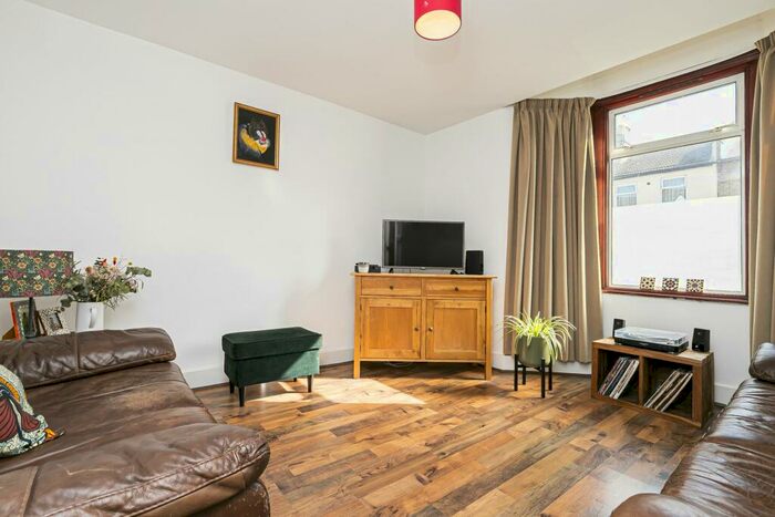 1 Bedroom Flat To Rent In Spruce Hills Road, Walthamstow, E17