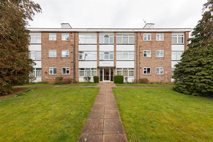 2 Bedroom Apartment For Sale In Handsworth Avenue, Highams Park, E4