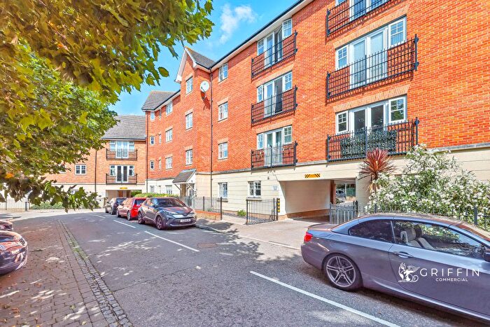 2 Bedroom Flat For Sale In Caspian Way, Purfleet-On-Thames, RM19