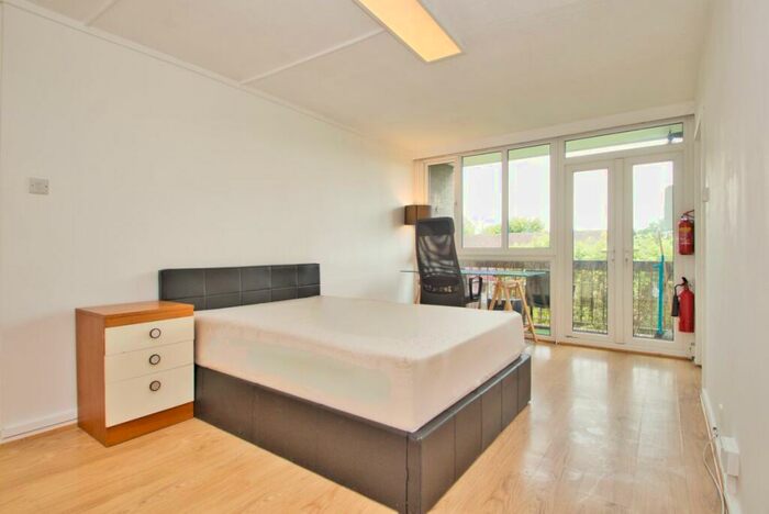 Flat To Rent In Ashbourne Court, Ashbourne Close, London, N12