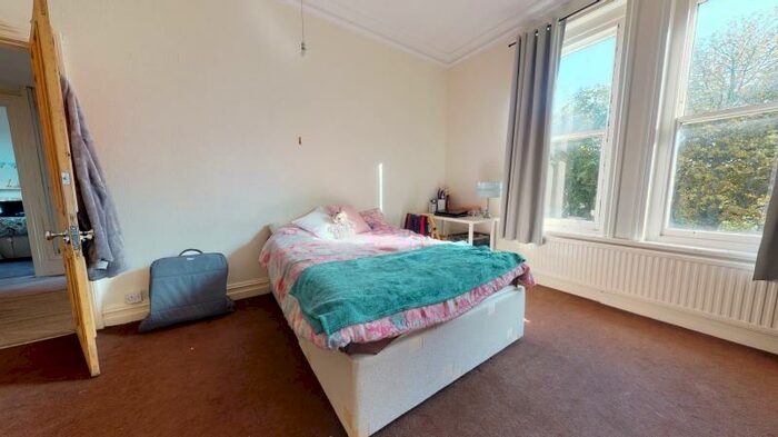 5 Bedroom Semi-Detached House To Rent In Burton Crescent, Headingley, Leeds, LS6