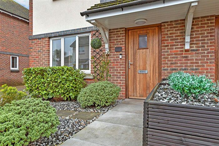 3 Bedroom Semi-detached House For Sale In Spiers Farm Close, Horley, Surrey, RH6