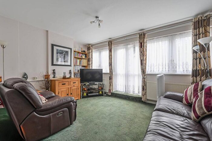 2 Bedroom Flat For Sale In Bazely Street, Canary Wharf, London, E14