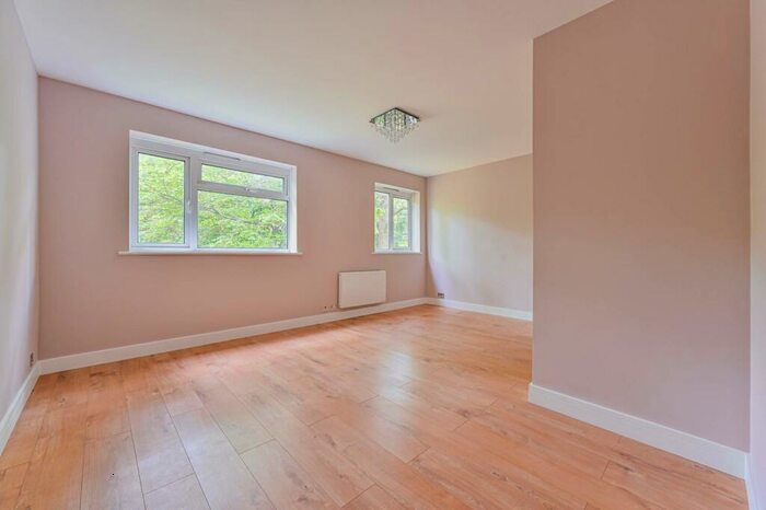 2 Bedroom Flat To Rent In Underhill Road, East Dulwich, London, SE22