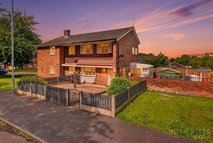 3 Bedroom Semi-Detached House For Sale In Thornhill Road, Castleford, WF10