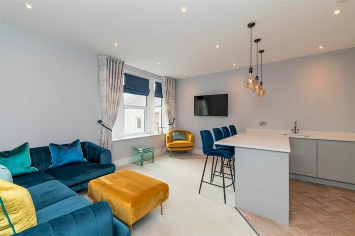 2 Bedroom Flat To Rent In West Avenue, Gosforth, Newcastle Upon Tyne, NE3