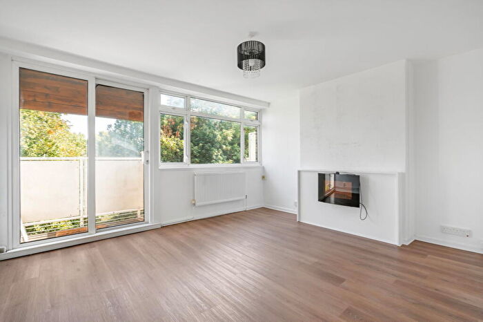 2 Bedroom Maisonette To Rent In River Park Gardens, Bromley, BR2