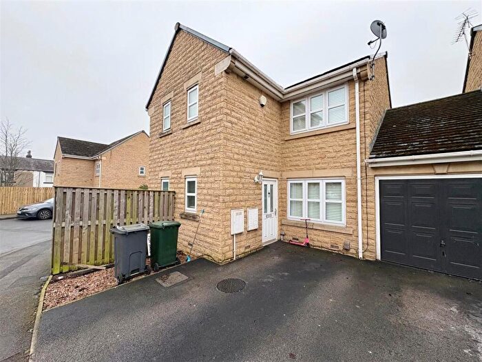 3 Bedroom Semi Detached House For Sale In Frogmoor Avenue, Oakenshaw, Bradford, BD12