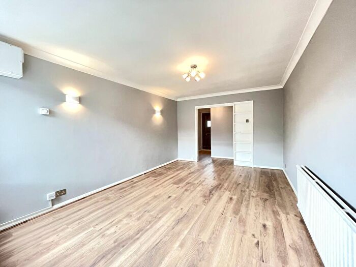 2 Bedroom Maisonette To Rent In Lichfield Grove, Finchley, N3