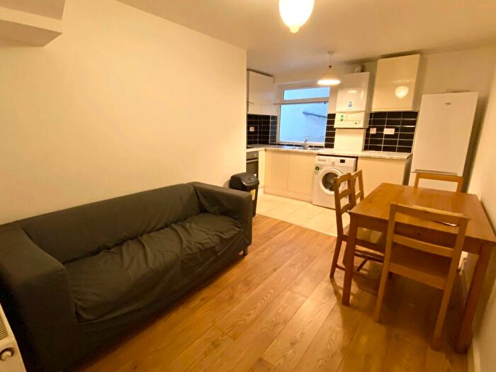 3 Bedroom Flat To Rent In Amersham Road, London, SE14